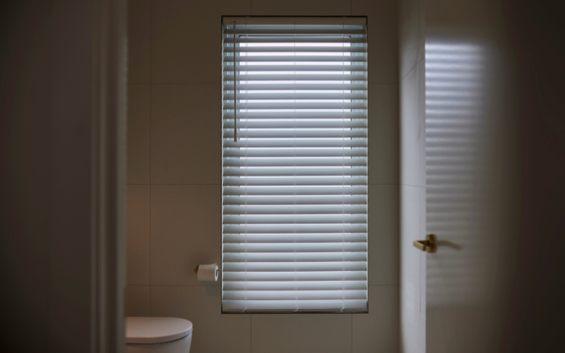 grey coloured venetian blinds in a modern ensuite bathroom.